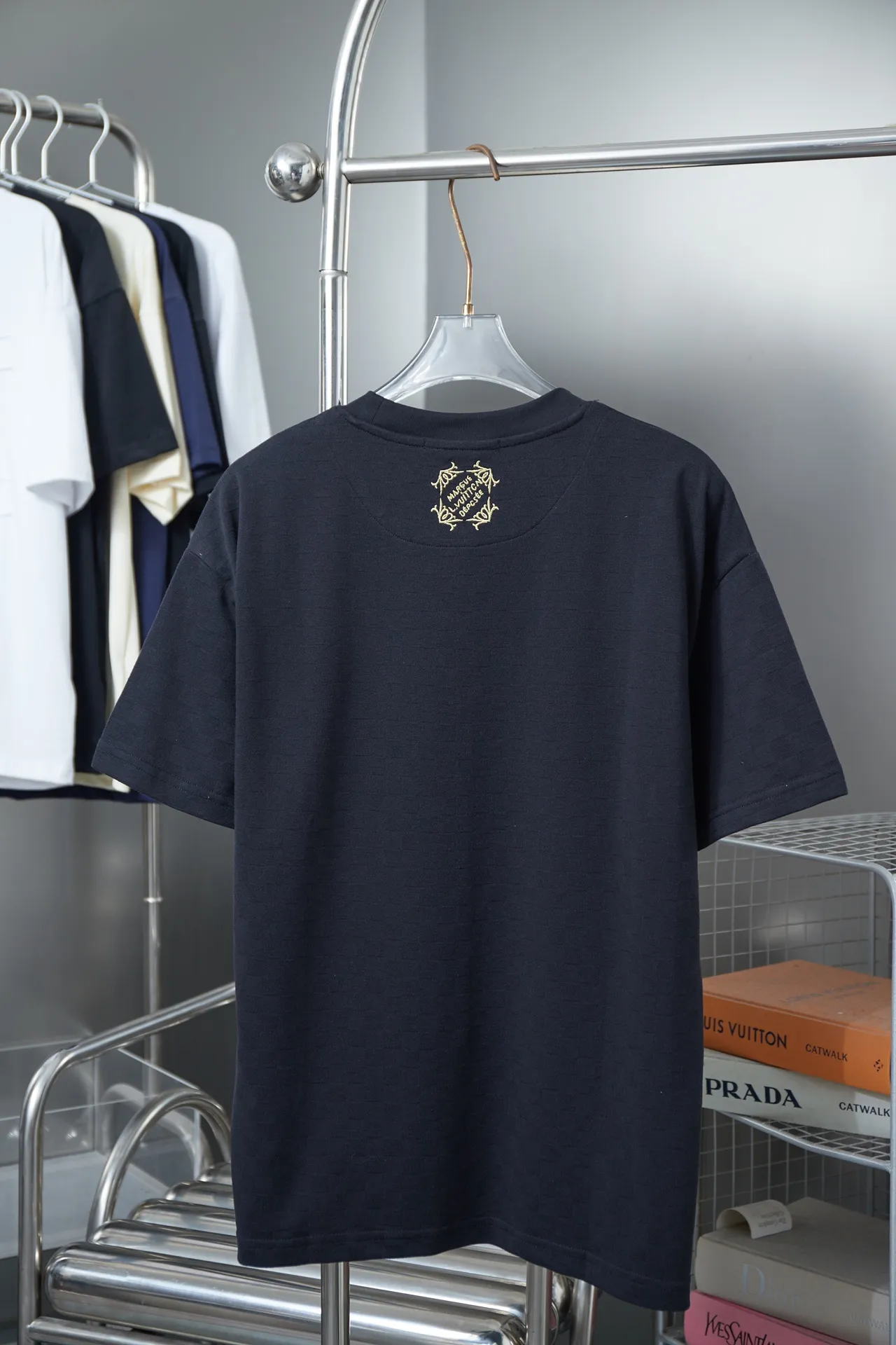 🅿️180 Louis LV 25ss new early spring short-sleeved checkerboard jacquard LV letter logo embroidered short-sleeved light luxury essential item for daily commuting for men and women Correct version Welcome to compare Detailed features · Pique jacquard fabric, 100% pure cotton with high count cotton added, dry and avoid stuffiness, made by computer knitting machine or hand weaving machine, the shape is similar to bees. · The gold thread embroidery chapter technology is combined, interweaving metal threads with other silk threads · Double-needle stitching cross-stitch technology · Original main mark, washed tag, branded moisture-proof paper packaging Color: Black Size: S/M/L/XL